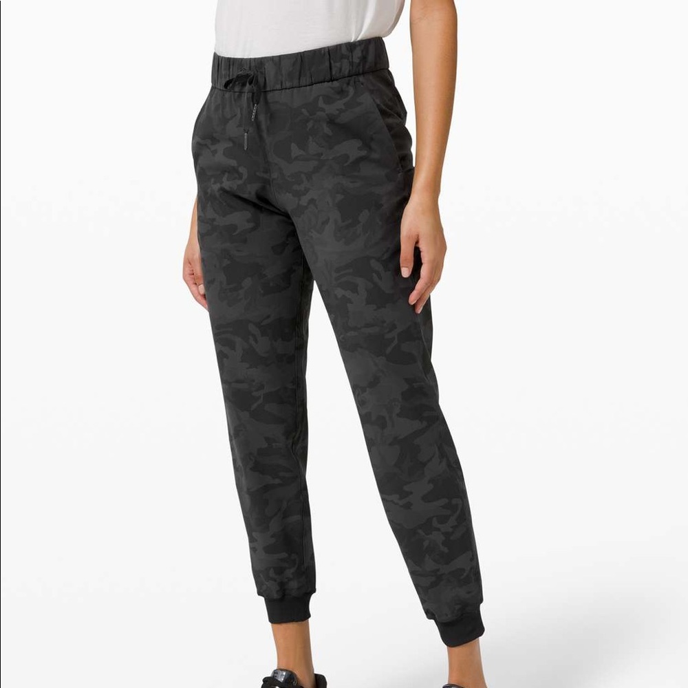 On the Fly jogger camo